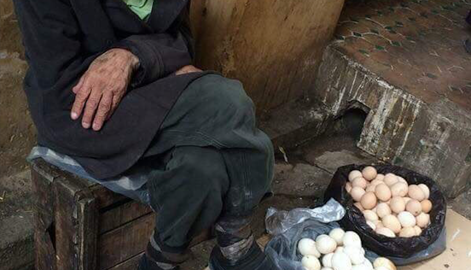 Μία κυρία τον ρώτησε: «Πόσο πωλείται το ένα αυγό;»... 2