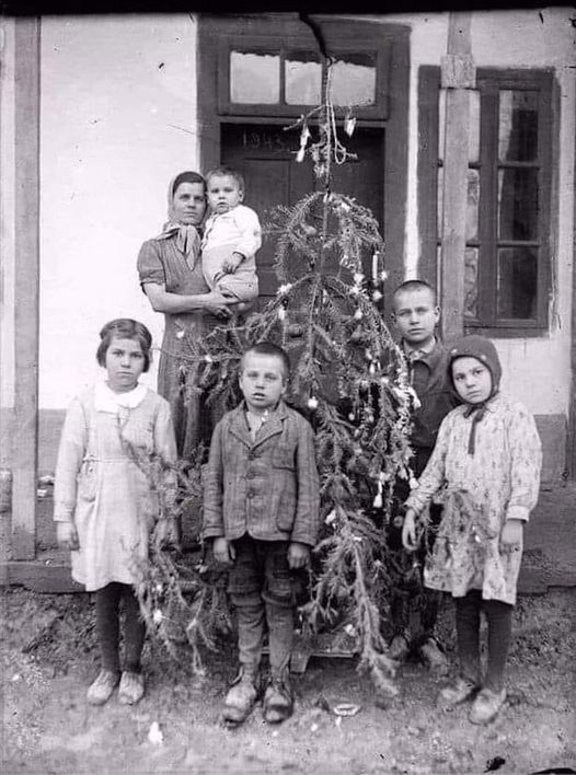 Μητέρα με πέντε παιδιά. Χριστούγεννα 1943. Τα σχόλια δικά σας.... 2