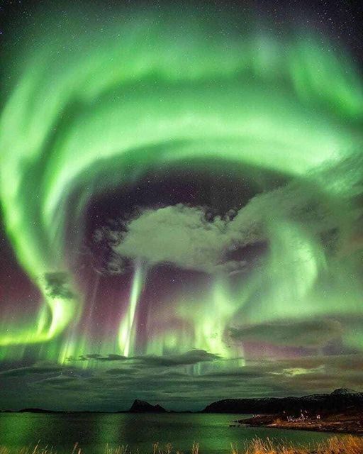When a solar storm hits Tromsø, Norway More information: @amsterdamloco... 2