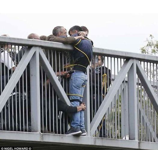 Ένας άνδρας προσπαθεί να πηδήξει από μια γέφυρα στο Λονδίνο.... 2