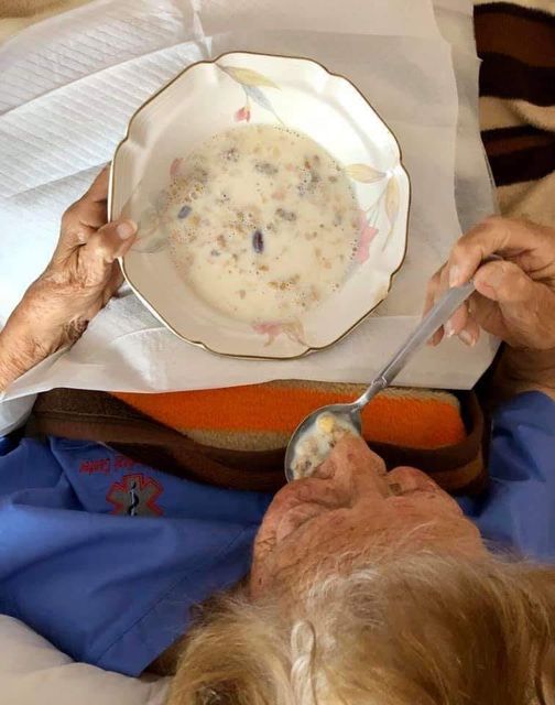 Κάπου στην Σέριφο, γιαγιά 93 ετών, μερικώς αυτοεξυπηρετούμενη.... 2