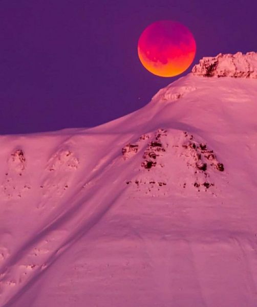 Ματωμένο φεγγάρι πάνω από το Σβάλμπαρντ της Νορβηγίας.... 2