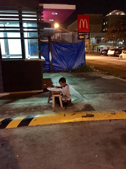 Ο εννιάχρονος άστεγος Ντάνιελ Καμπρέρα κάνει την «εργασία για το σπίτι» επάνω σε... 2
