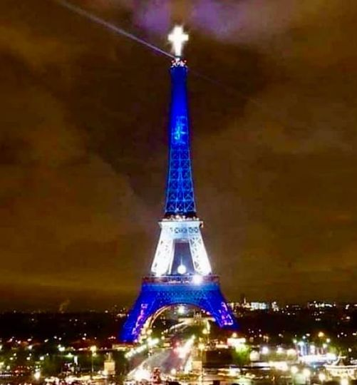 Το Παρίσι και ο Πύργος του Άιφελ στα χρώματα της #Ελλάδα μας προς τιμήν της... 1
