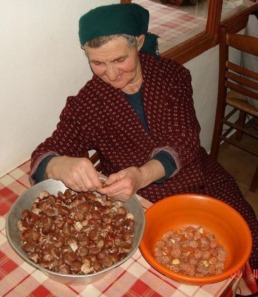 Αχ νοστιμιά η γιαγιά φτιάχνει κάστανο γλυκό !!... 1