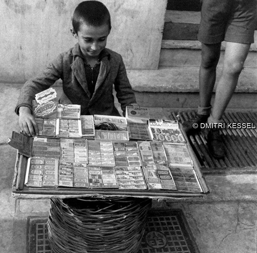 Μικρός πωλητής ξυραφιών, το 1944. Δύσκολα χρόνια ,,, Μακάρι τα σημερινά παιδιά ... 3