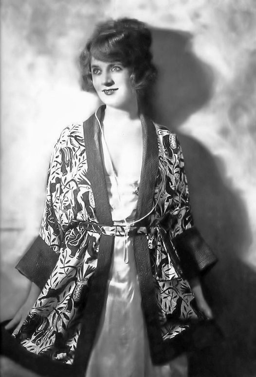 Billie Burke ( August 7, 1884 - May 14, 1970) photographed by Alfred Cheney John... 3