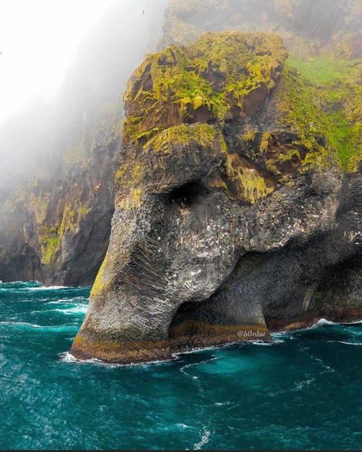 Το Elephant Rock είναι ένας φυσικός σχηματισμός βράχων στο Heimaey (Ισλανδία),. ... 1