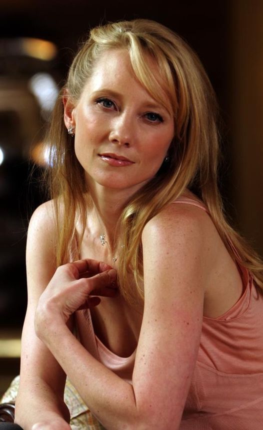 Happy Birthday to Anne Heche who turns 52 today!... 5