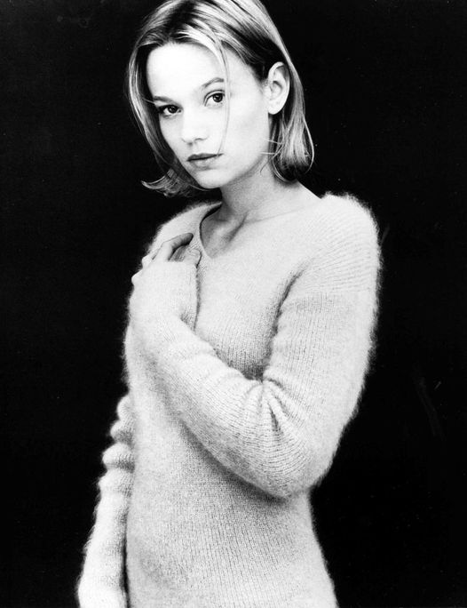 Happy Birthday to Samantha Mathis who turns 51 today!... 1