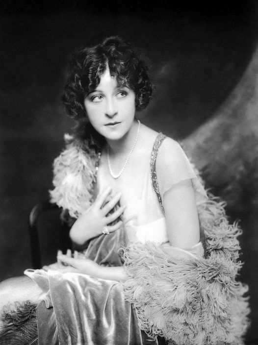 Ziegfeld Girl Fanny Brice (October 29, 1891 - May 29, 1951) photographed by Alfr... 2