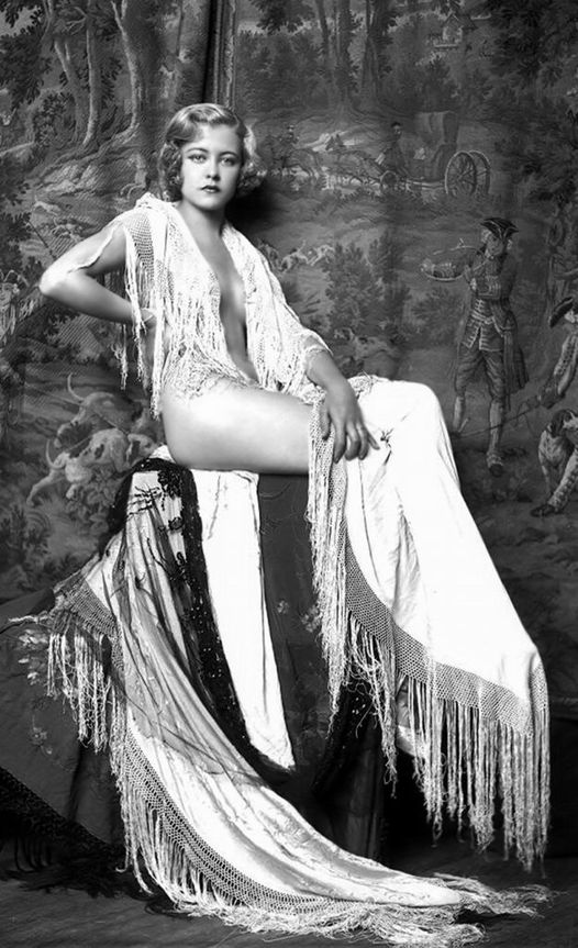 Ziegfeld girl Vivien Porter photographed by Alfred Cheney Johnston.... 1