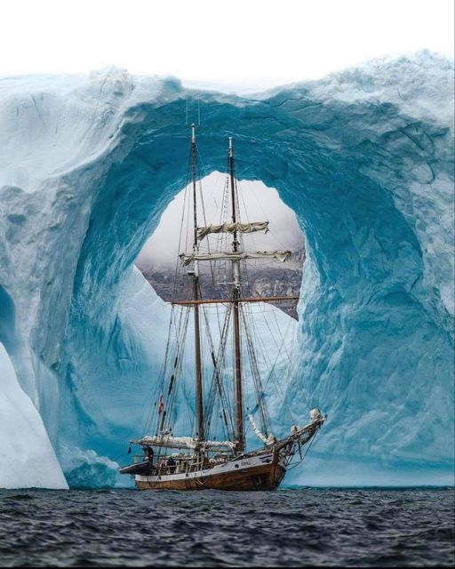Ιστιοπλοϊκό πλοίο μπροστά σε αυτό το τεράστιο μπλε παγόβουνο (Γροιλανδία)... 2