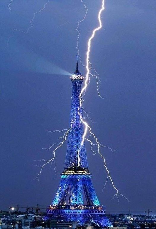 Κεραυνός στον Πύργο του Άιφελ, στο Παρίσι.... 2