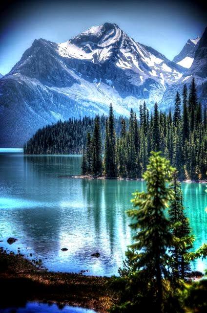 Πανέμορφη λίμνη Maligne στο Εθνικό Πάρκο Jasper του Καναδά... 1