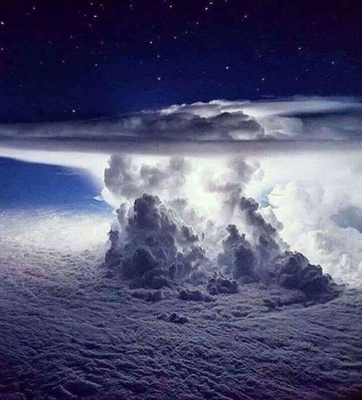 Καταιγίδα που συλλαμβάνεται από το πιλοτήριο ενός αεροσκάφους πάνω από τον ωκεαν... 1