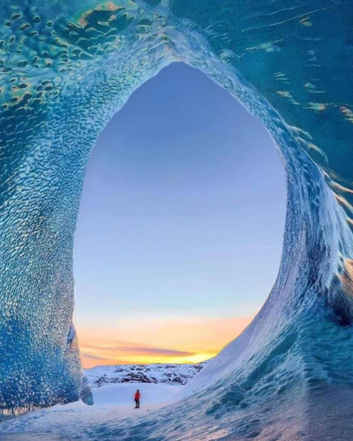Ένα σπήλαιο πάγου στην Ισλανδία που μοιάζει με κύμα... 2