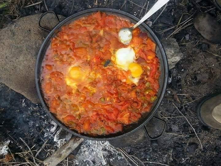 Αυγά με ντομάτα φρέσκια σε τηγανι πάνω στη φωτιά με ξύλα... 2