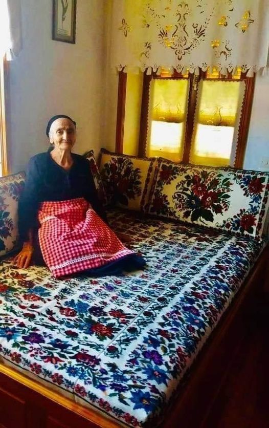 Η γιαγιά καμαρώνει στο νοικοκυρεμένο Μετσοβίτικο σπίτι της με τα υφαντά της !! Μ... 2