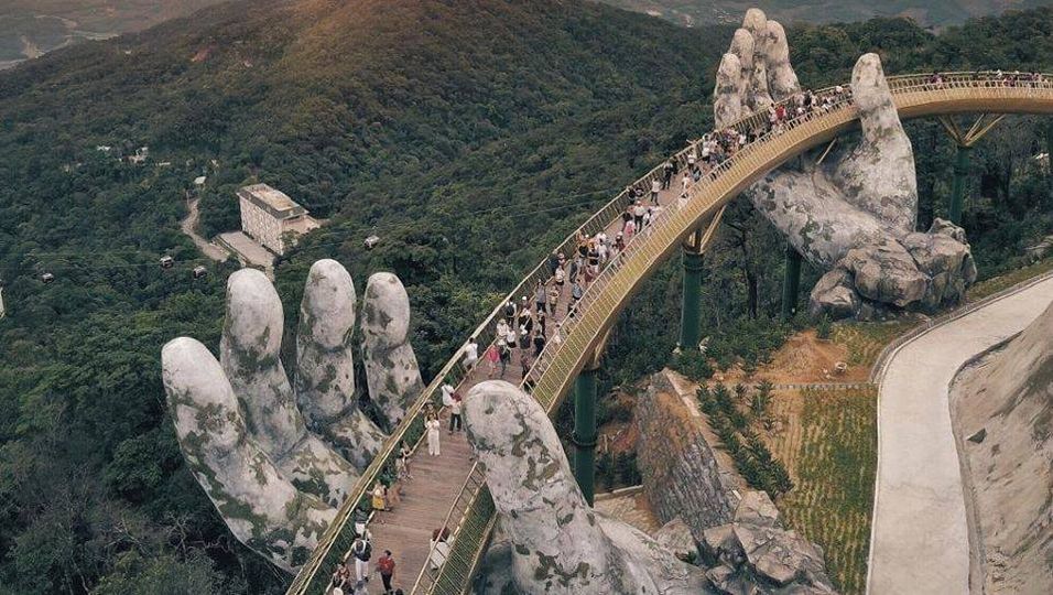 Γέφυρα στο Βιετνάμ, την οποία κρατούν 2 χρυσά χέρια.!!... 3