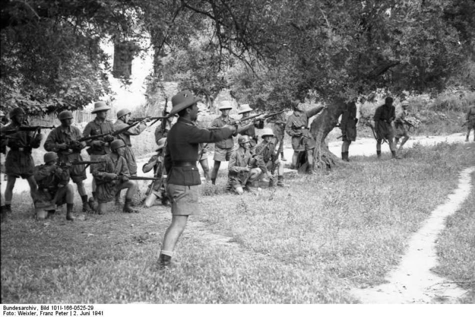 Στις 2 Ιουνίου 1941, Γερμανοί αλεξιπτωτιστές εκτέλεσαν τους άρρενες κατοίκους το... 3