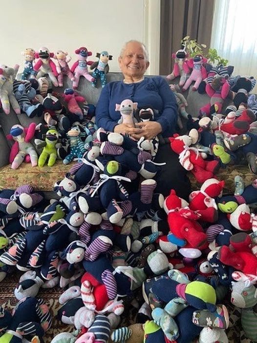 Αυτή η 83χρονη κυρία δημιούργησε από κάλτσες παιχνίδια για 1.100 φτωχά παιδιά πο...