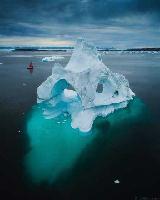 Καταπληκτική αψίδα παγόβουνου στη Γροιλανδία.... 1