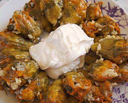 Κολοκυθοανθοί γεμιστοί με ρύζι: Παραδοσιακό, Ελληνικό, καλοκαιρινό φαγητό, νοστι...