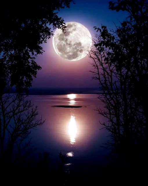 Μ ένα ασημένιο φεγγάρι και πολλές όμορφες ευχές...
