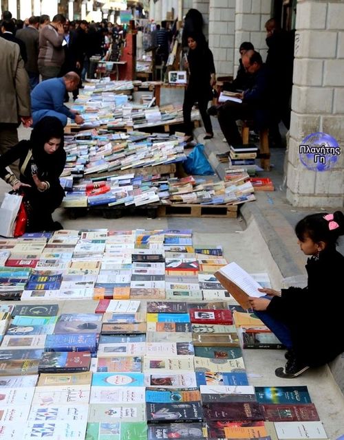 Στο Ιράκ, τα βιβλία πωλούνται απευθείας στο πεζοδρόμιο, και οι πωλητές τα αφήνου...