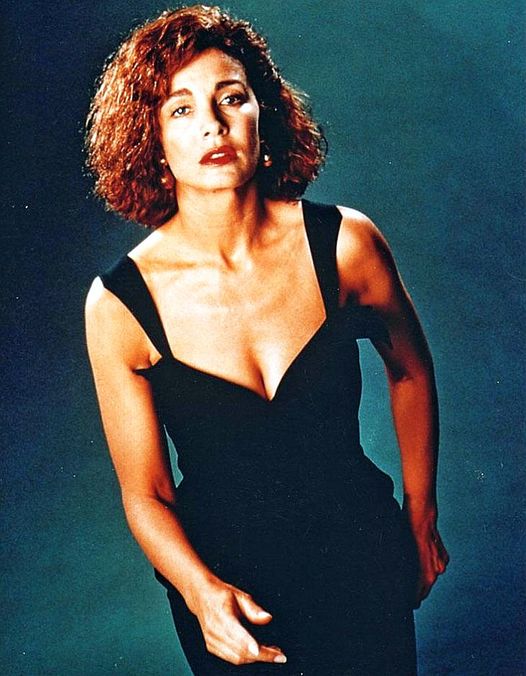 Happy Birthday to Anne Archer who turns 74 today! Pictured here back in the day... 1