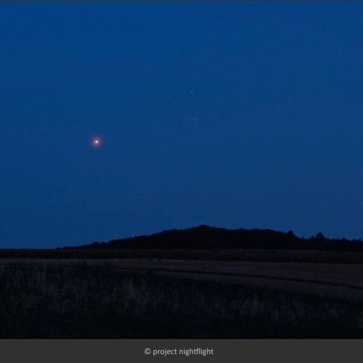 Αποψε στον ουρανο ειναι πολυ ευκολο να δεις τον πλανητη Αρη αν κοιταξεις νοτιοαν... 1