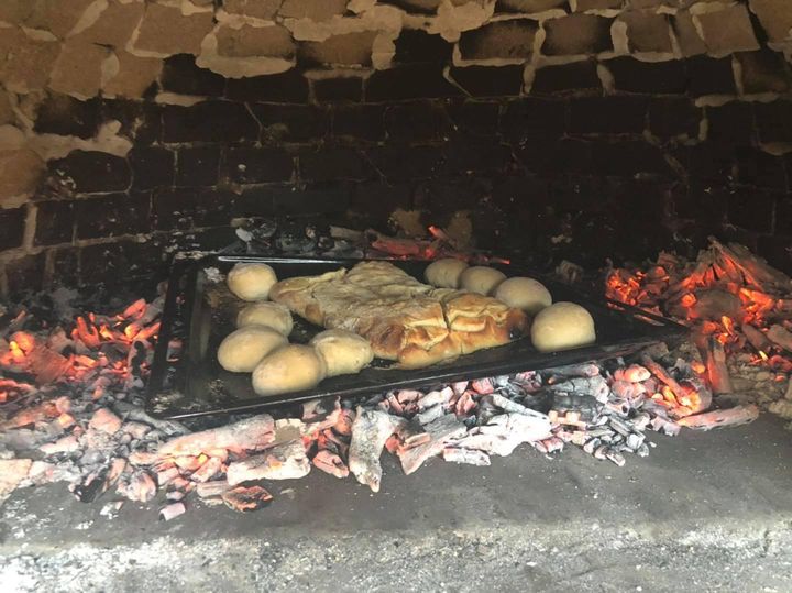 Γεμιστή Λαγάνα με ελιές, ρίγανη και λιαστή ντομάτα και ψωμάκια στον ξυλόφουρνο ... 1