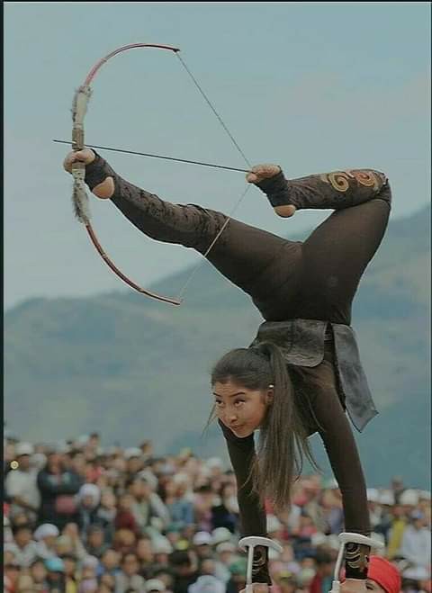 Βάση του ου αιώνα, μ' έναν πανέμορφο Έλληνα ακροβάτη. Η όμορφη Μογγολική γυναίκα... 2