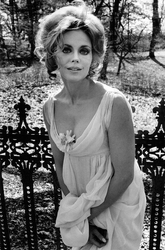 Happy Birthday to Lara Parker who turns 83 today! Pictured here on Dark Shadows... 1