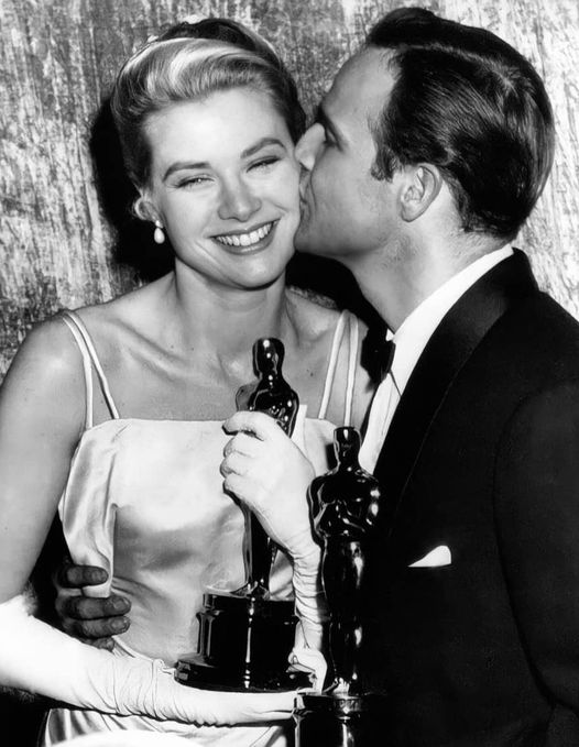 Grace Kelly & Marlon Brando at the 27th Academy Awards. Grace Kelly winning ...