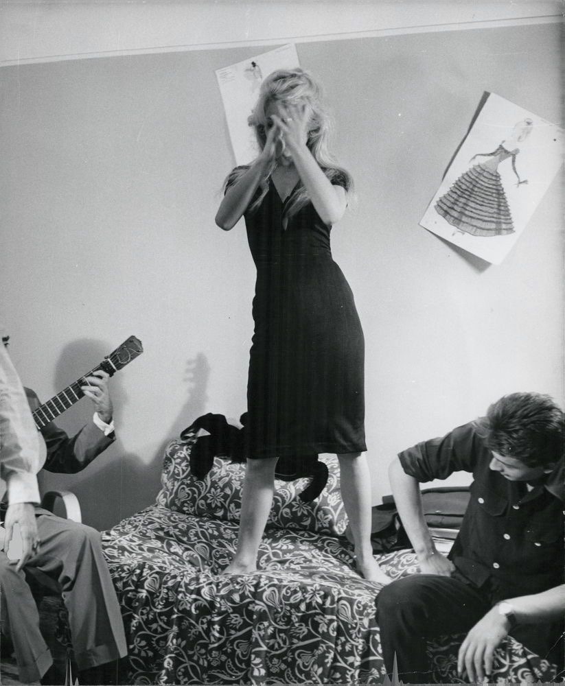 Η Brigitte Bardot κάνει ένα διάλειμμα στα γυρίσματα της ταινίας (La femme et le pantin), 19... 3
