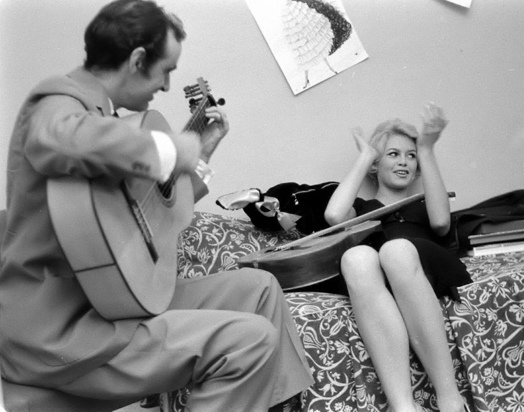 Η Brigitte Bardot κάνει ένα διάλειμμα στα γυρίσματα της ταινίας (La femme et le pantin), 19... 5
