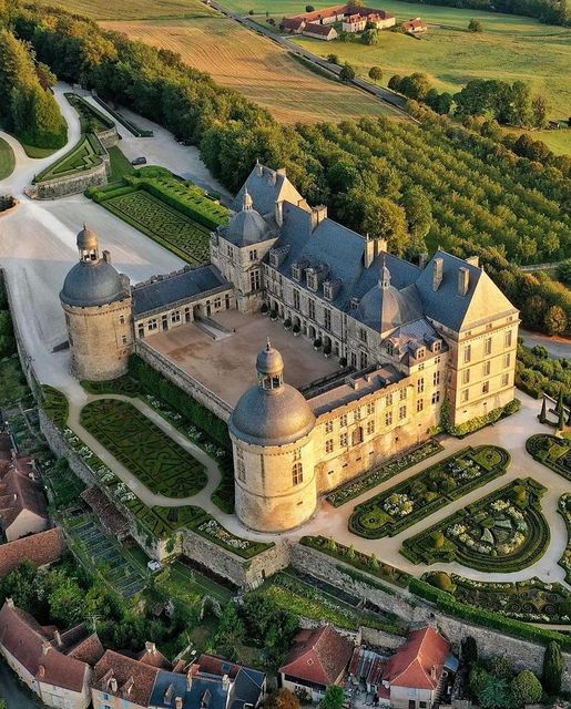 Château de Hautefort - Κάστρο στο Hautefort, Γαλλία - Υπέροχη φωτογραφία από: © Pier... 1