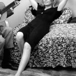 Η Brigitte Bardot κάνει ένα διάλειμμα στα γυρίσματα της ταινίας (La femme et le pantin), 19...