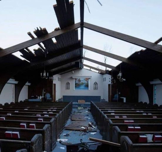 Μια εκκλησία υπέστη σοβαρές ζημιές στο Μέιφιλντ Κεντάκι των ΗΠΑ από μεγάλη ανεμοστρόβιλο την Παρασκευή... 1