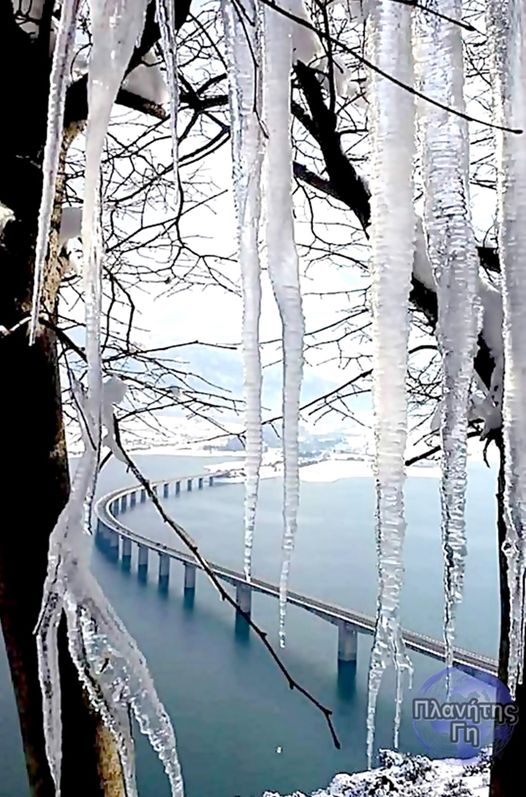 Μια υπέροχη φωτογραφία από την παγωμένη γέφυρα του...