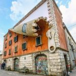 Ο Βρετανός γλύπτης Alex Chinneck, «ξεκόλλησε» το φερμουάρ της πρόσοψης ενός κτιρίου στο Μιλάνο...