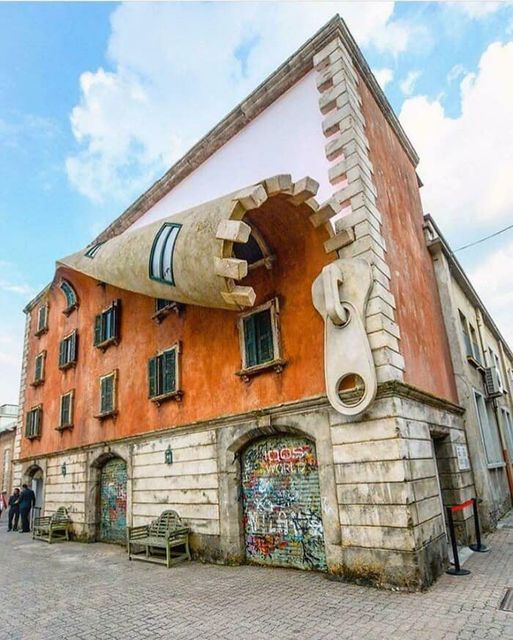 Ο Βρετανός γλύπτης Alex Chinneck, «ξεκόλλησε» το φερμουάρ της πρόσοψης ενός κτιρίου στο Μιλάνο... 1