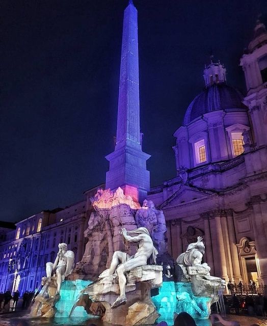 Το μαγευτικό «light show» στην Piazza Navona, αναδεικνύοντας τη γλυπτική ομάδα ... 1