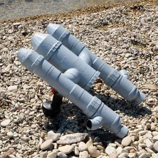 Υποβρύχιο σκούτερ καταδύσεων κατασκευασμένο από σκραπ PVC σωλήνες και κινητήρες τρυπανιών