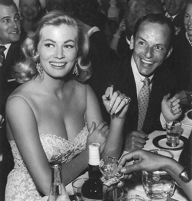 Η Anita Ekberg και ο Frank Sinatra στο εστιατόριο του Romanoff, 1955... 2