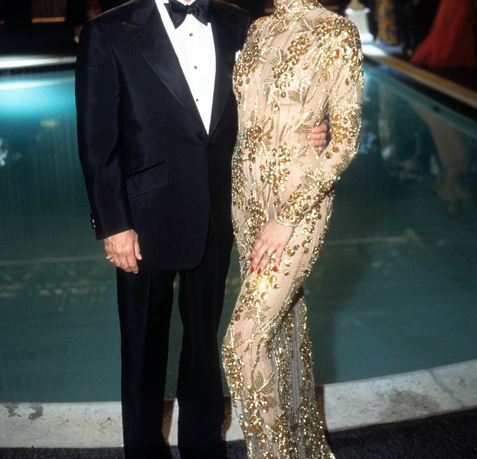 Ο Cybill Shepherd παρευρίσκεται στις Χρυσές Σφαίρες φορώντας τον Bob Mackie, 1990. Φωτογραφήθηκε... 2