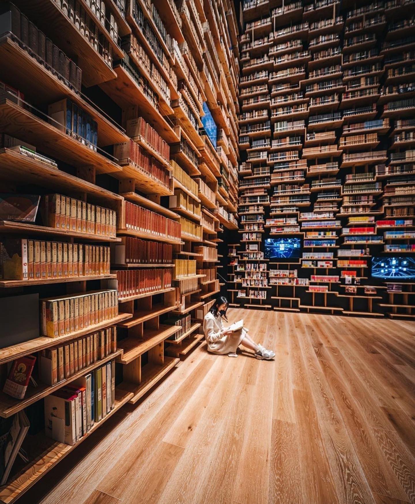 Στην καρδιά του Μουσείου Πολιτισμού Kadokawa βρίσκεται μια τεράστια βιβλιοθήκη με... 4