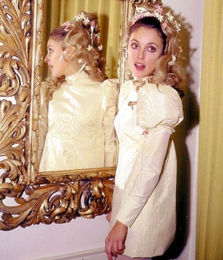 Η Σάρον Τέιτ με το νυφικό της, 1968... 2